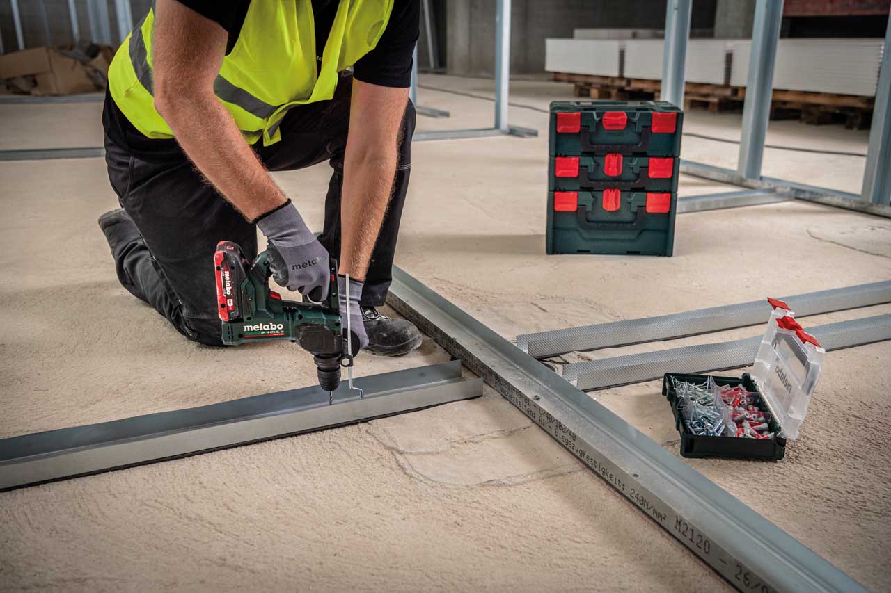 "ČEKIĆ BUŠEĆI  BH 18 LTX BL 16 18V 2X2AH LI-POWER; CHARGER SC 30 ("