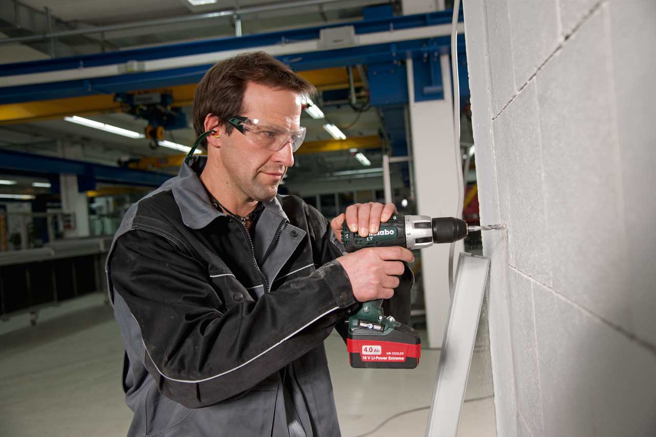 BUŠILICA-ODVIJAČ AKU UDARNA SB18 LT (bez baterija)