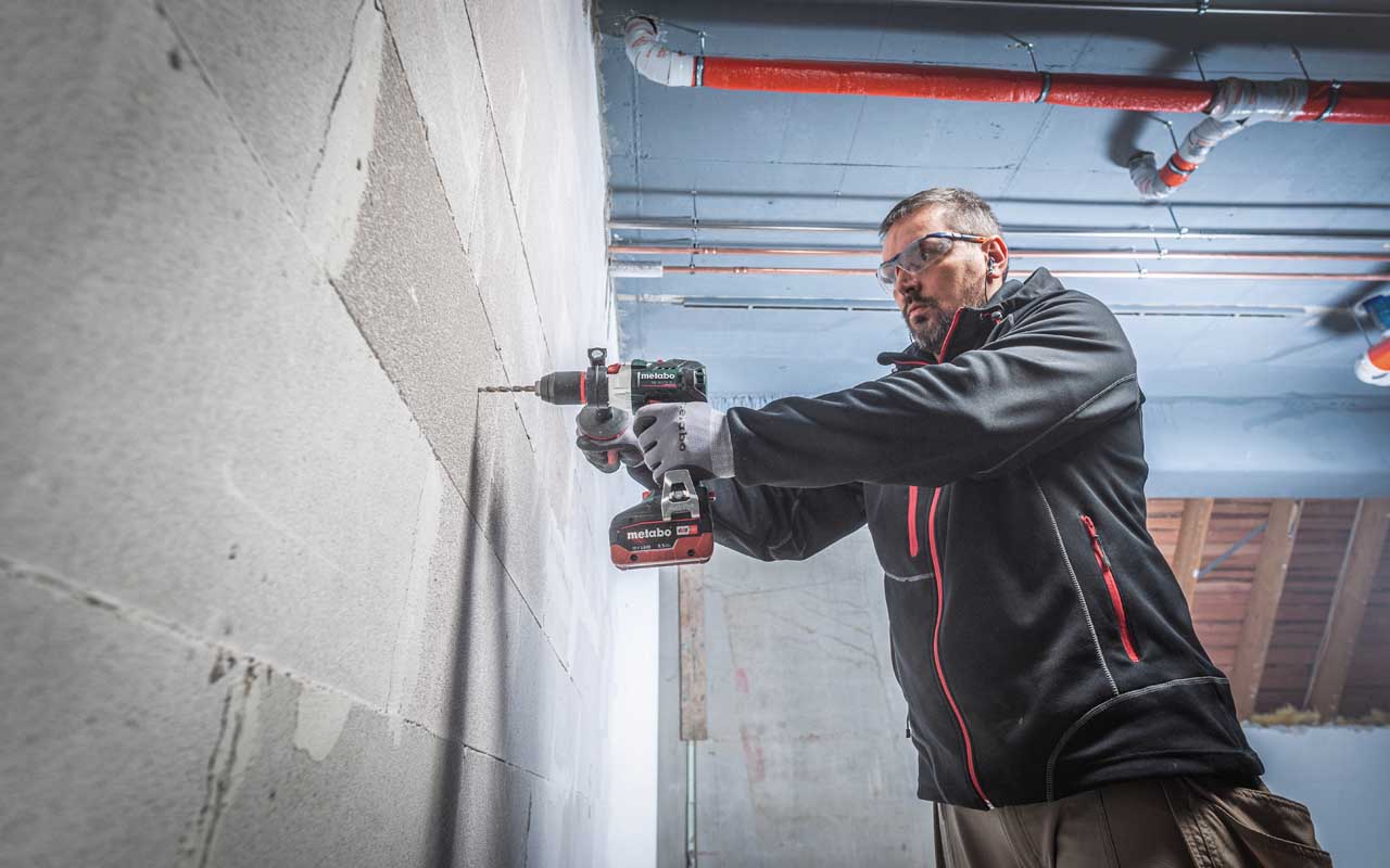 "BUŠILICA-ODVIJAČ AKU UDARNA SB 18 LTX BL I 18V 2X5.2AH LI-POWER;"