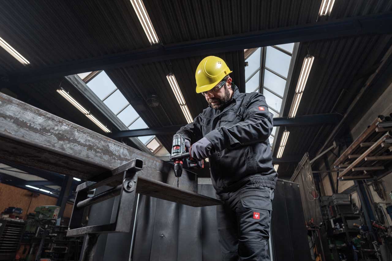 "BUŠILICA-ODVIJAČ AKU BS 18 LTX-3 BL QI METAL 18V 2X5,5AH LIHD; PUNJAČ ASC 145"