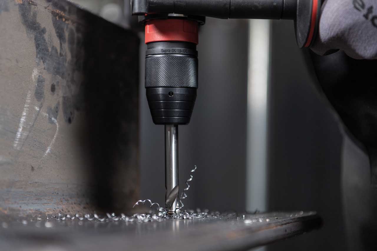 "BUŠILICA-ODVIJAČ AKU BS 18 LTX-3 BL QI METAL 18V 2X5,5AH LIHD; PUNJAČ ASC 145"