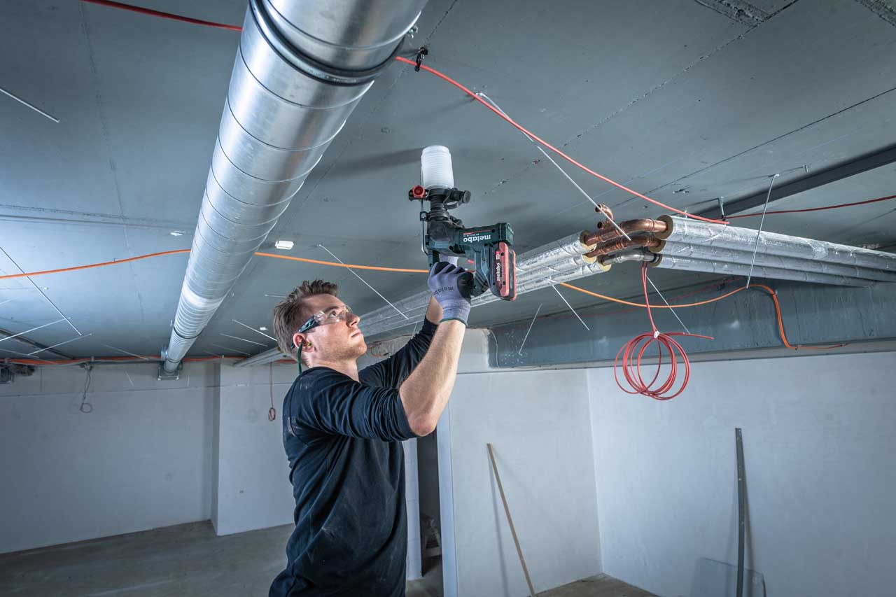 "ČEKIĆ BUŠEĆI  BH 18 LTX BL 16 18V 2X2AH LI-POWER; CHARGER SC 30 ("